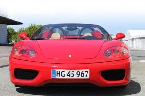 Rød Ferrari bil